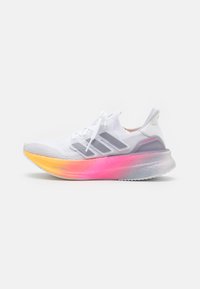 ULTRABOOST 5 - Løpesko for vei - footwear white/glory grey/lucid pink