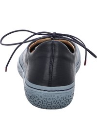 Mörkblå lädersko med slät yta, rund tå och strukturerad ljusblå gummisula. Har runda perforeringar på sulan och snörena.