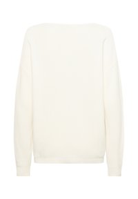 Weißer Strickpullover mit lockerer Passform, weitem Halsausschnitt sowie Rippbündchen und -saum. Die Textur wirkt weich und der Stoff ist leicht.