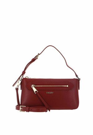 Sac à bandoulière en cuir rouge DKNY avec sangle réglable, poche zippée à l'avant et quincaillerie dorée.
