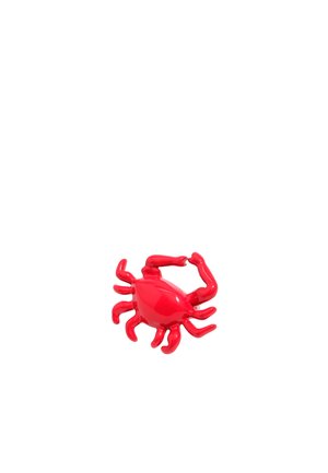 Figura de cangrejo de plástico rojo con una superficie lisa, seis patas y dos pinzas, con un cuerpo redondeado y un diseño juguetón.