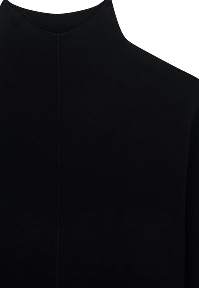 Maglione a collo alto nero con una cucitura centrale che scende verticalmente lungo il collo e la spalla.