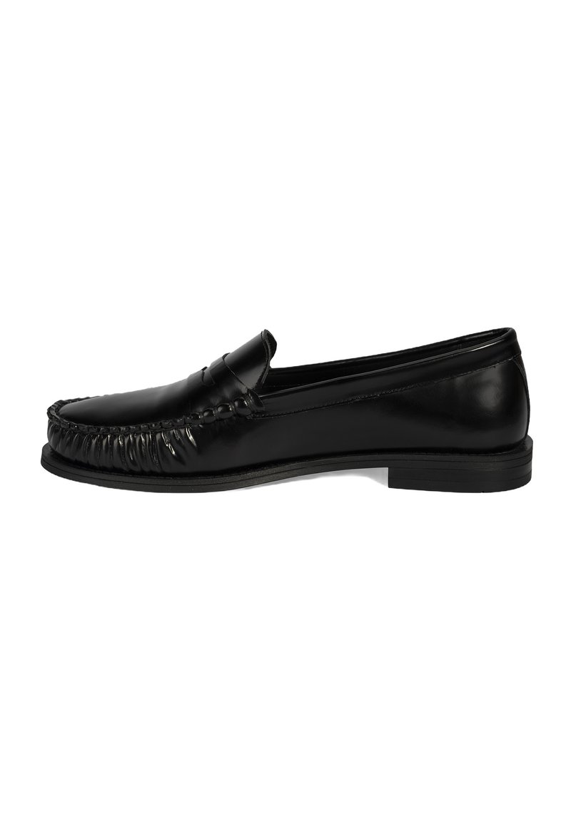 Zwarte leren loafers met een moccasinontwerp, voorzien van een ronde neus, decoratieve stiksels en een lichte hak. Gladde textuur overal.