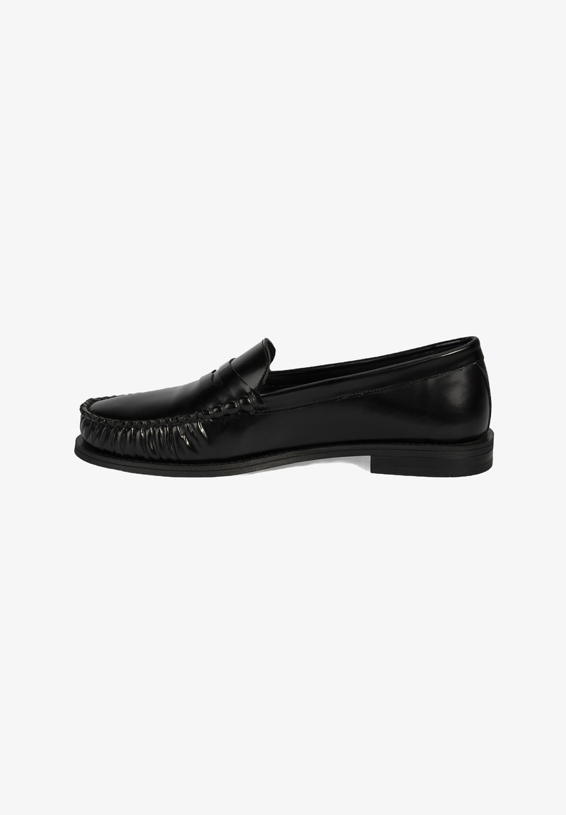 Schwarze Lederloafers mit einem Mokasin-Design, das eine abgerundete Zehenpartie, dekorative Nähte und einen leichten Absatz aufweist. Glatte Textur durchgängig.