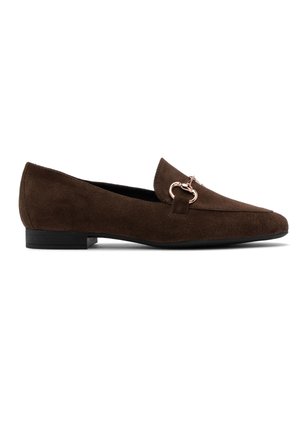 Bruine suède loafers met een platte zool, spitse neus en een decoratieve metalen schakelaccent op de bovenzijde. Glad textuur en simpel ontwerp.