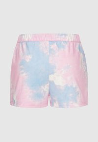 Pantaloni scurți din bumbac cu talie elastică, având un model tie-dye în nuanțe de roz și albastru, textură netedă și o croială lejeră.