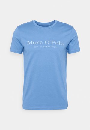 Blauses Baumwoll-T-Shirt mit rundem Halsausschnitt und kurzen Ärmeln. Mit dem Text „Marc O’Polo EST. IN STOCKHOLM“ in Weiß.