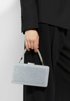 Zilveren clutch met een gestructureerde oppervlakte, rechthoekige vorm en een kettinghandvat. Voorzien van een metalen sluiting en versierd met kleine kristallen.