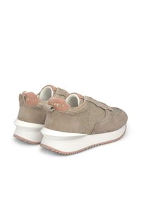 Sneakers in suede grigio chiaro con pannelli in rete beige, suola bianca e branding discreto sul tallone. Forma arrotondata e accentuazioni testurizzate.