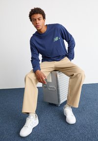 New Balance ATHLETICS STANDARD PANT - Hlače - stoneware