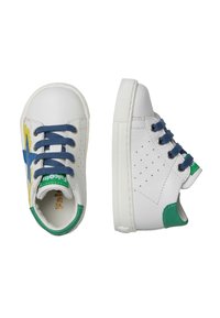 Sneaker in pelle bianca con lacci blu, dettagli verde sulla parte del tallone e un design di stelle colorate sul lato. Dettagli perforati sui pannelli.