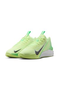 Grønne atletiske sko med en tekstureret overdel, prydet med sorte Nike swoosh-detaljer og en hvid sål, designet til ydeevne og støtte.