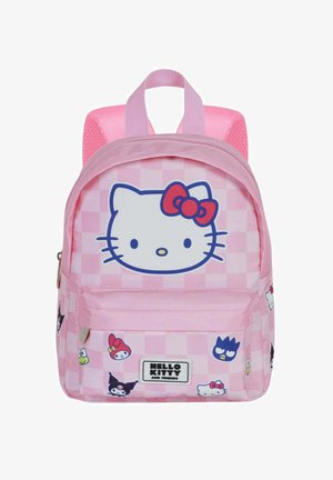 Mochila rosa con patrón de tablero de ajedrez, con una gran cara de Hello Kitty e ilustraciones variadas de personajes. Tejido duradero, correas ajustables.