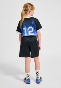Svarta sportshorts och t-shirt med en blå gradient och ett stort "12" på ryggen. Vita detaljer och sportstrumpor med ett chevronmönster.