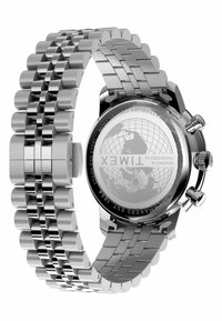Edelstahlwatch mit einem verbundenen Armband, silberner Oberfläche, rundem Gehäuse und klarem Rückdeckel, das ein Globusdesign und gravierten Text zeigt.