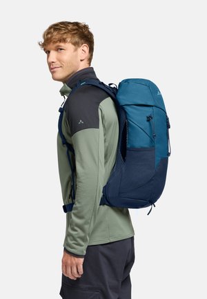 Zaino con un design bicolore in teal e blu navy scuro, realizzato in materiale durevole con dettagli testurizzati e spalline regolabili.