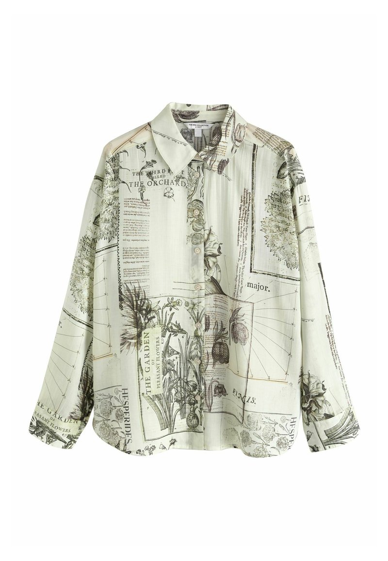 Chemise à manches longues boutonnée avec imprimé botanique vintage et texte dans des tons crème, noir et vert atténués sur un tissu léger.