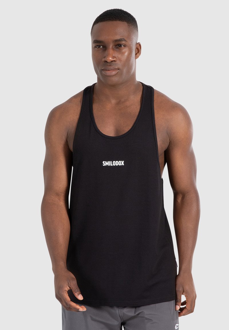 Zwarte tanktop van katoen, met een ronde halslijn en een wit "SMILODOX" logo in het midden. Eenvoudig ontwerp, geen patronen of accenten.