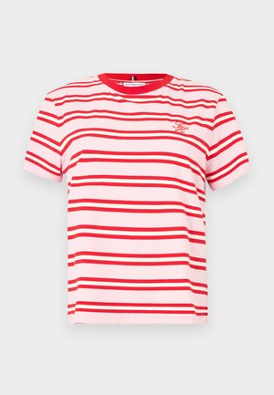 Tricou roz cu mâneci scurte, dungi orizontale roșii, decolteu rotund și logo mic brodat pe piept. Material moale din bumbac.
