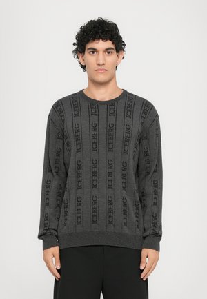 Grau gestrickter Pullover mit horizontalen "ICB"-Mustern, runder Ausschnitt und langen Ärmeln mit gerippten Bündchen und Saum.