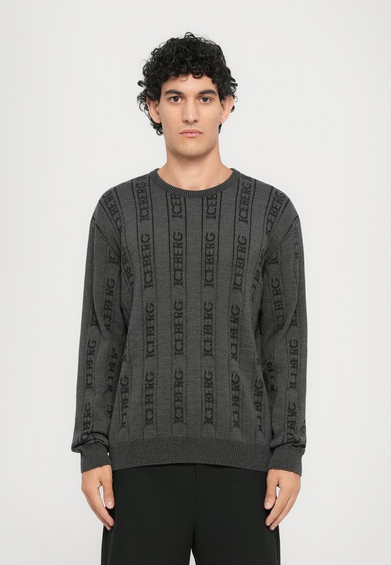Grau gestrickter Pullover mit horizontalen "ICB"-Mustern, runder Ausschnitt und langen Ärmeln mit gerippten Bündchen und Saum.