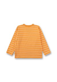Langärmliges oranges Hemd mit dünnen weißen horizontalen Streifen, Rundhalsausschnitt, flach ausgelegt mit der Rückseite nach oben auf einem weißen Hintergrund.