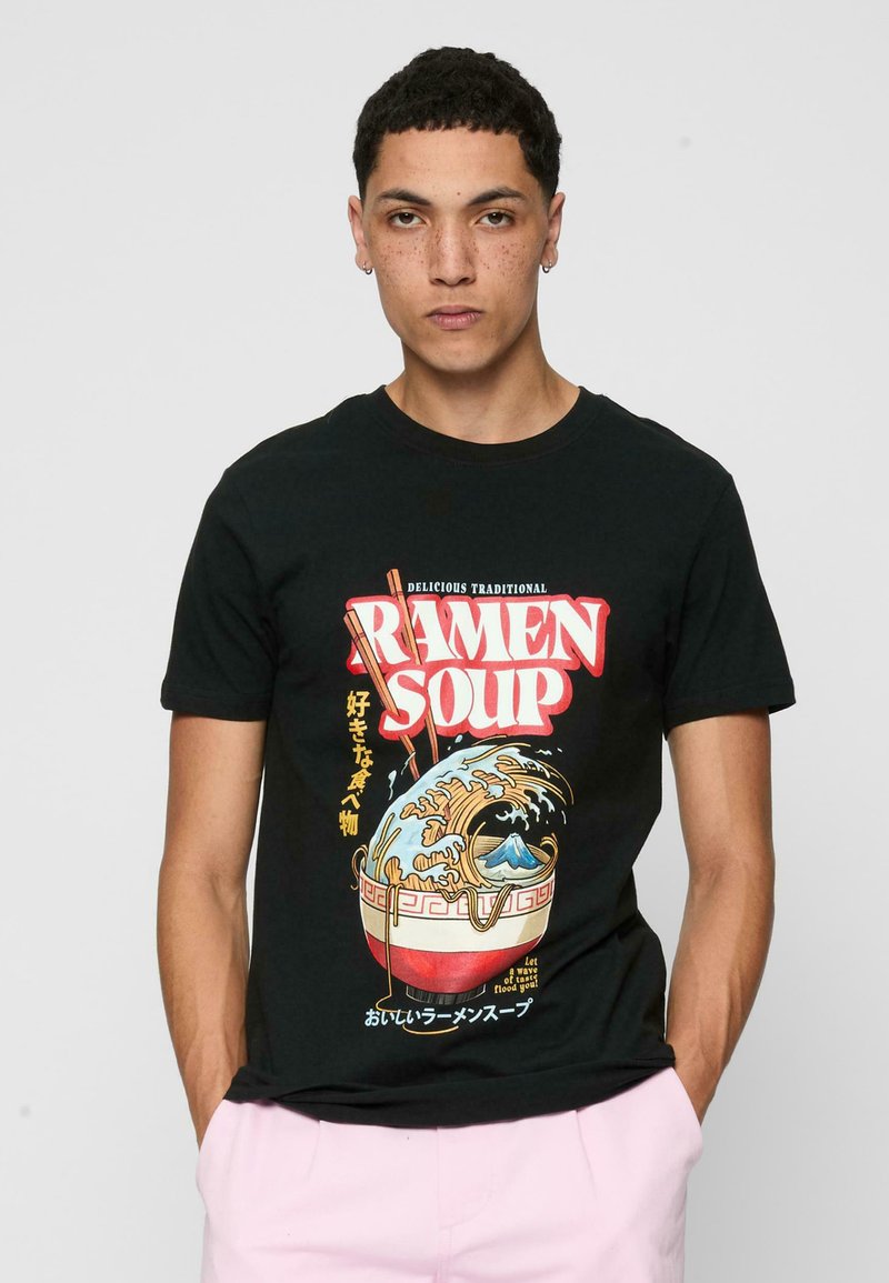 Juodas marškinėliai su ramen sriubos grafika, spalvingais bangų ir kalnų dizainais, bei tekstu įvairiais šriftais ir kalbomis.
