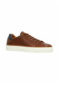 Bruine leren sneaker met een gestructureerd oppervlak, witte rubberen zool, vetersluiting en blauwe leren accent op de hak.