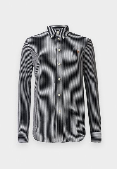 Pruhovaná košile s knoflíky v námořnické modré a bílé barvě, disponující klasickým límcem, dlouhými rukávy a malým logem na hrudi.