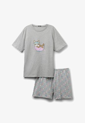 Ensemble de pyjama gris à manches courtes avec un chien dans une tasse à thé imprimé sur le haut et des pois multicolores sur le short.