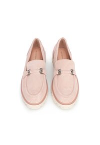 Mocasines de ante rosa claro con puntera redonda, acentos decorativos de hardware plateado y una suela de goma blanca con un patrón de textura en la banda de rodadura.