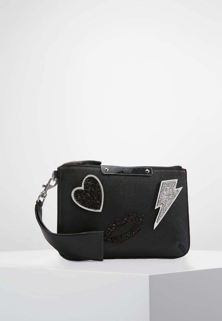 Pochette en cuir noir avec fermeture éclair, ornée d'accents pailletés : motifs de cœur, lèvres et éclair en argent et noir.