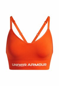 Oranje sportbeha met verstelbare banden, rekbare stof en een wit "UNDER ARMOUR" logo op de band. Glad textuur, naadloos ontwerp.
