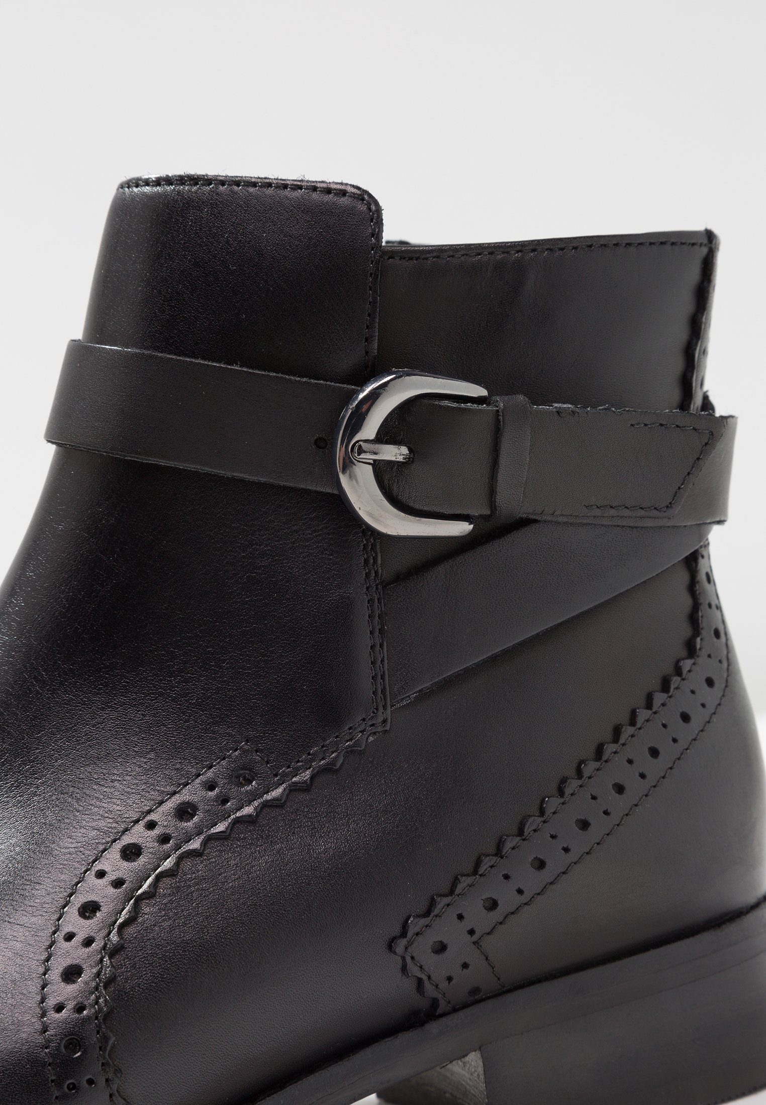 netley olivia clarks