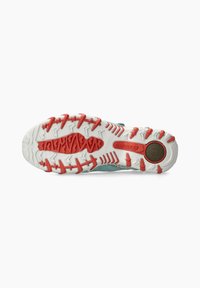 Semelle de chaussure de sport avec une base blanche, des crampons de traction rouges, des éléments texturés et le mot "ALLROUNDER" en relief.