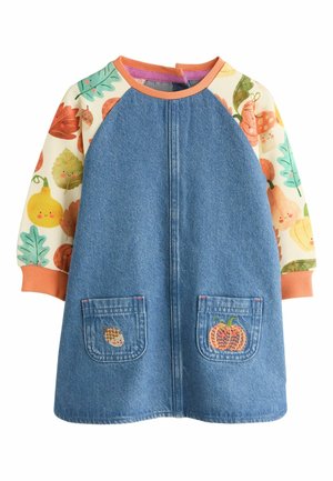 Denimkleid mit herbstlich bedruckten Ärmeln und orangefarbenem Besatz, mit Taschen mit Eichel- und Kürbisstickerei für Kinder.
