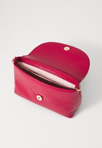 Coccinelle PAULINA - Taška s příčným popruhem - sangria
