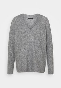 Maglione grigio a scollo a V con una texture morbida, maniche lunghe e polsini a coste. Design semplice e materiale leggero adatto per essere indossato a strati.
