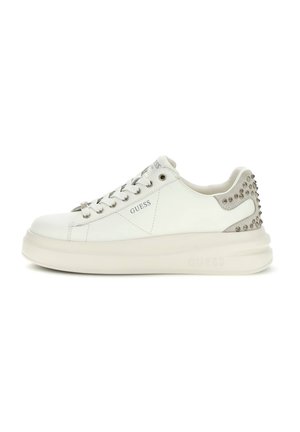 Sneakers bianchi in pelle con tallone grigio testurizzato e borchie argentate. Caratterizzati da punta rotonda, chiusura con lacci e suola in gomma bianca elevata.