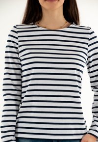 Camicia a maniche lunghe a righe realizzata in morbido cotone. Presenta righe orizzontali blu navy e bianche, un collo rotondo e una vestibilità comoda.