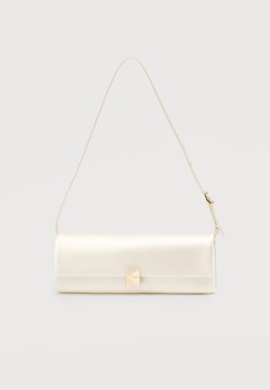 Μικρή ορθογώνια τσάντα ώμου από κρεμ δέρμα με ρυθμιζόμενο ιμάντα και χρυσό τρίγωνο κούμπωμα στο κέντρο μπροστά.
