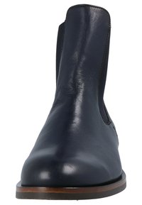 Botas de tobillo de cuero en color marino, con paneles laterales elásticos, puntera redondeada y tacón apilado. Textura suave, costuras mínimas y diseño elegante.