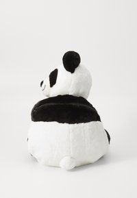 Borsa a forma di panda in peluche, con pelliccia nera e bianca, corpo arrotondato e piccola coda. Presenta una cerniera sul retro per riporre oggetti.