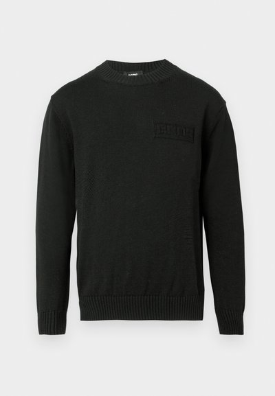 Juodas megztinis su ilgomis rankovėmis, raukšlėtomis apykaklėmis ir apačia, turi tekstūruotą logotipą ant krūtinės. Standartinio apvalaus kaklo dizainas.