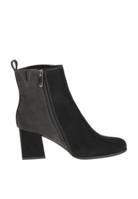 Bottes de cheville en suede noir avec un talon bloc, fermeture éclair latérale, couture contrastante et une languette à l'arrière pour un enfilage facile.