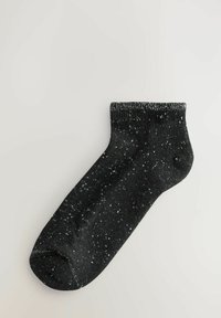 Fekete zokni texturált szövetb�ől, szórt mintával és világoskék részletekkel. Ankli hosszúságú, lekerekített orr kialakítással.