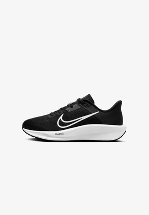 Des chaussures de sport noires avec une tige en textile respirant, un swoosh Nike blanc, une semelle intermédiaire blanche rembourrée et une semelle extérieure en caoutchouc texturé pour l'adhérence.
