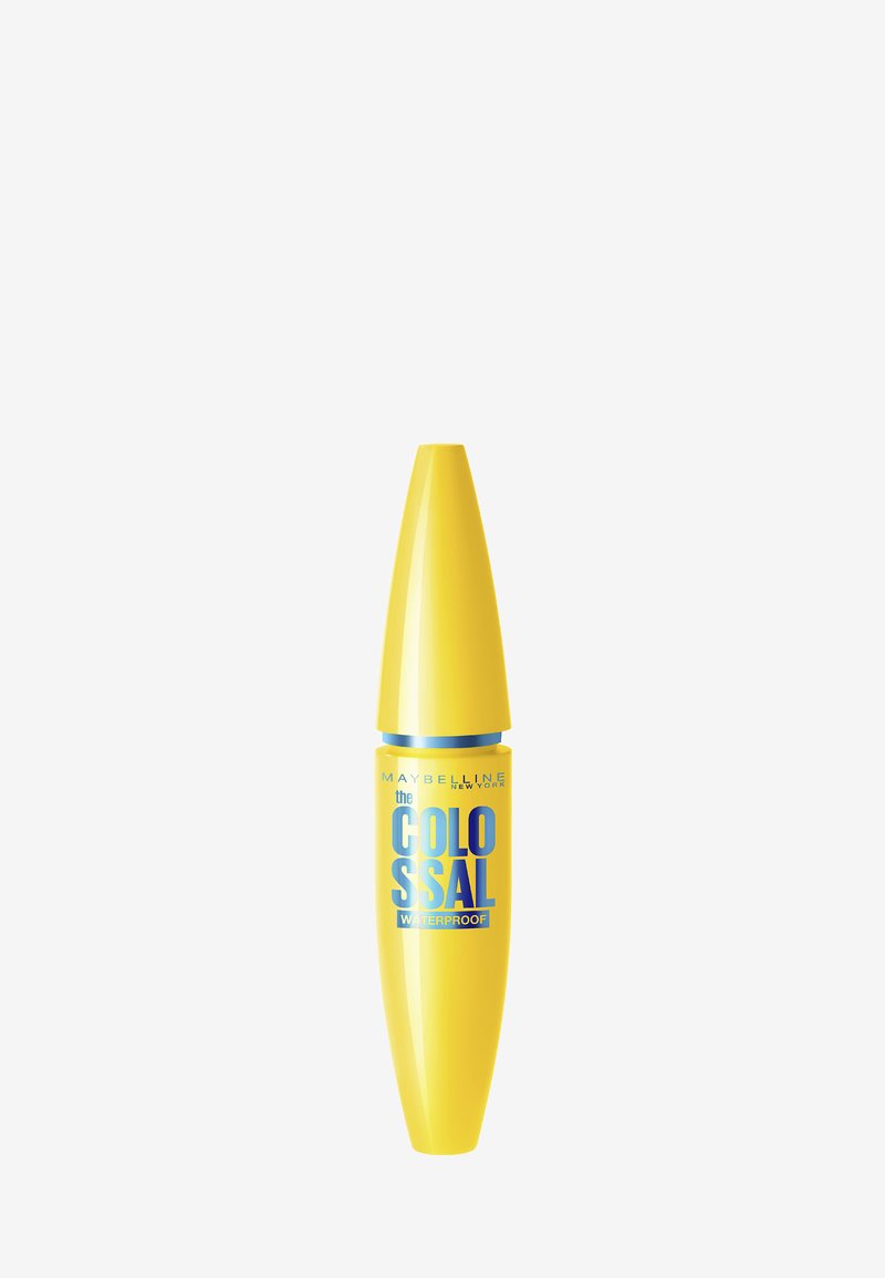 Tube de mascara waterproof Maybelline The Colossal jaune vif avec texte bleu sur fond blanc uni.