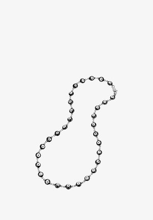 Collar de cuentas negras con cadena de plata, que presenta cuentas redondas con puntos blancos en el centro, alternando con eslabones de plata más pequeños.