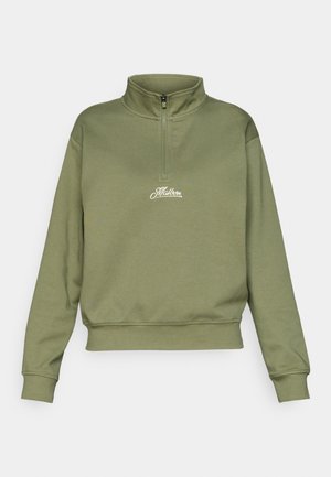 Olivovo zelená mikina na zips s polo golierom a rebrovanými manžetami. Obsahuje biele vyšívané logo na hrudi. Mäkka, textúrovaná tkanina.